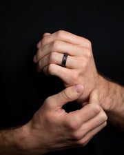 6 mm gefacetteerde Titanium ring met zwarte afwerking