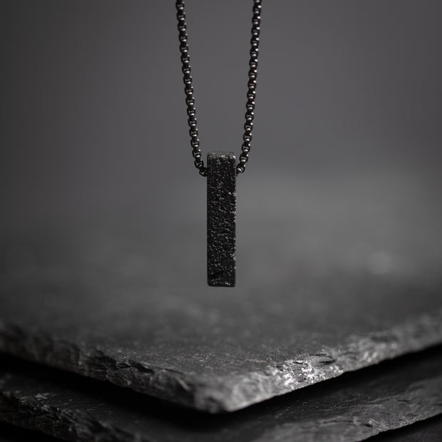 Collier en acier inoxydable avec une pierre de lave noire