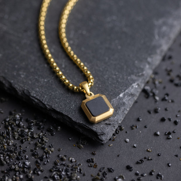 Collier en titane/acier avec une finition en or 18 carats et une pierre d'agate noire
