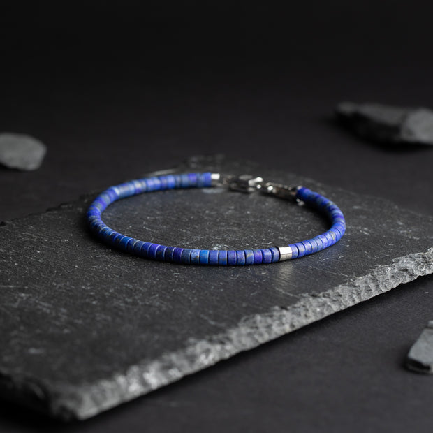 Bracelet 2 mm avec pierres de Lapis Lazuli mat et élément en titane