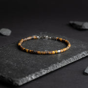 Bracelet 2 mm avec pierres mates en œil de tigre et élément en titane