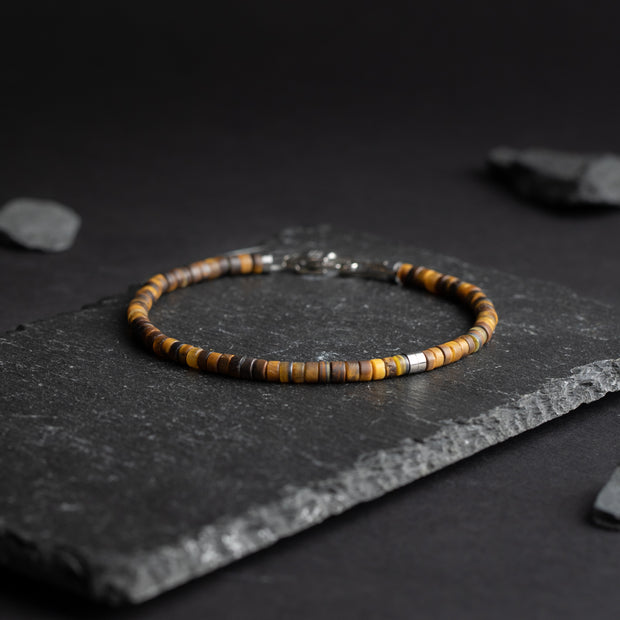 Bracelet 2 mm avec pierres mates en œil de tigre et élément en titane