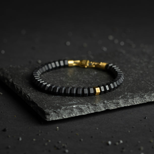 Bracelet exclusif avec pierre d'agate noire taillée à la main et plaqué or 18 carats