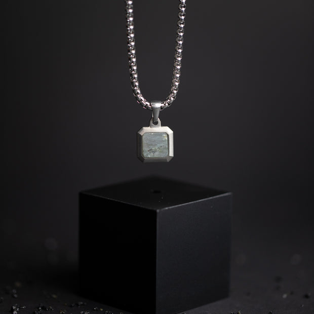 Halskette aus Titan/Stahl mit grauem Larvikit-Stein