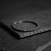 Bracelet 2 mm avec pierres de lave noires et élément en titane
