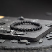 Bracelet avec pierre de lave noire de 6 mm et intercalaire noir