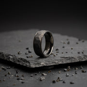 8mm Titanium ring met zwart op zwarte afwerking