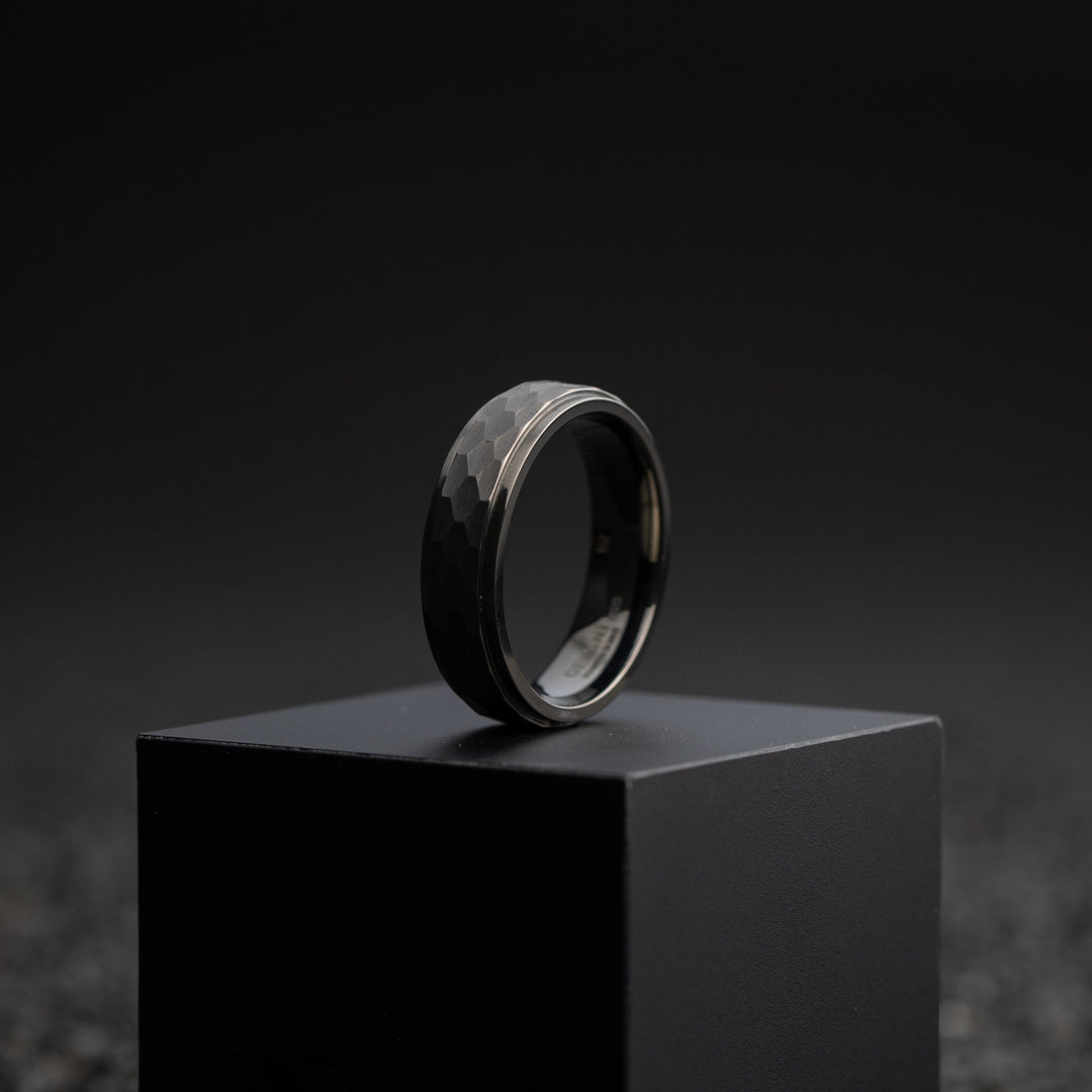 6mm Titanium ring met zwart op zwarte afwerking