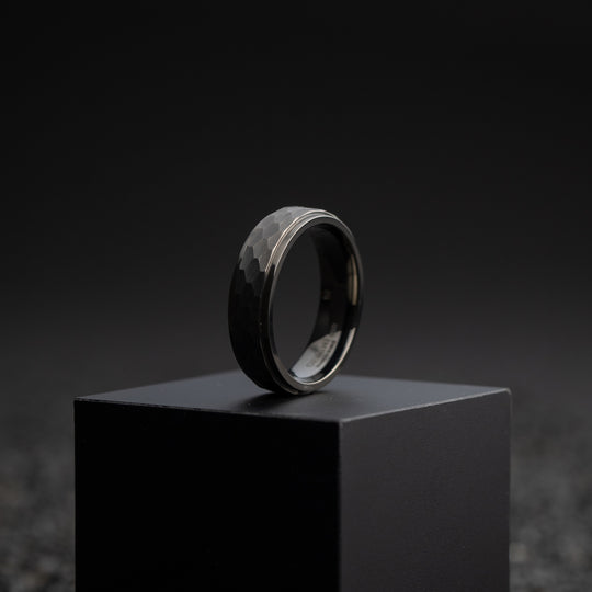 6mm Titanium ring met zwart op zwarte afwerking