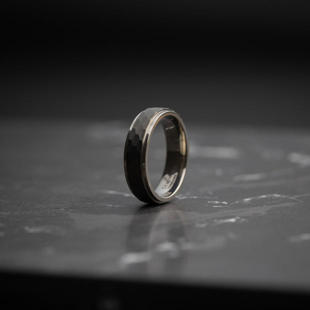 6 mm Titanring mit silberner und schwarzer Oberfläche