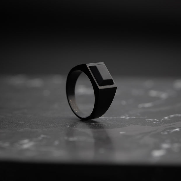 Zwarte titanium zegelring met zwarte Agaatsteen