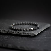 Armband met 6mm zwarte Lavasteen en titanium element