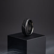 8 mm zwarte titanium ring met Forged Carbon afwerking