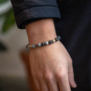 Bracelet avec pierre d'agate foncée de 8 mm