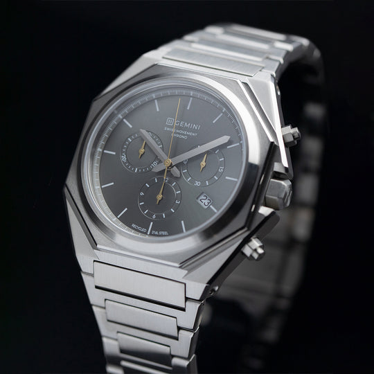 44 mm Schweizer Chronograph mit silbernem Gehäuse und Armband