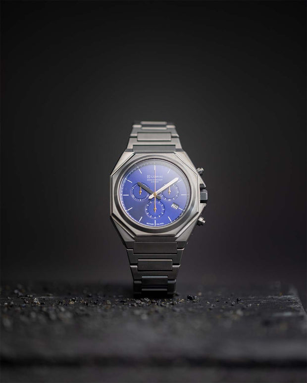 Montre chronographe suisse de 44 mm avec boîtier et bracelet gris foncé