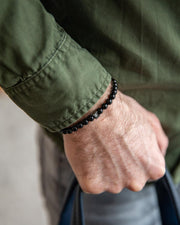Armband met 6mm Onyx steen en een zwarte spacer