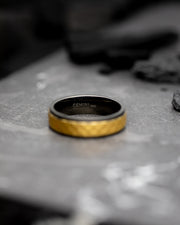 6 mm titanium ring met zwarte en gouden afwerking