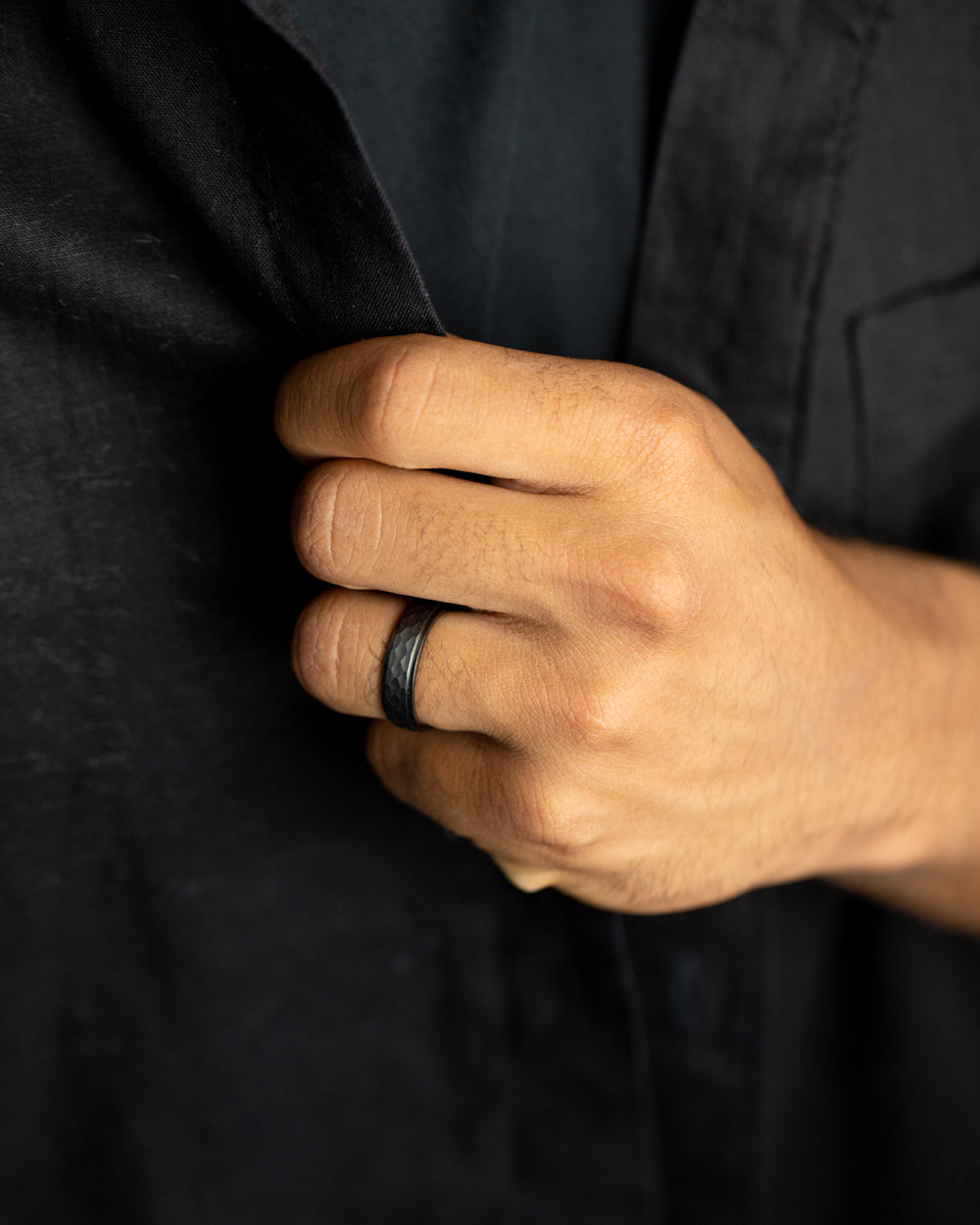 6mm Titanium ring met zwart op zwarte afwerking