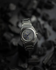 42 mm große Uhr aus Edelstahl mit dunkelgrauem Finish