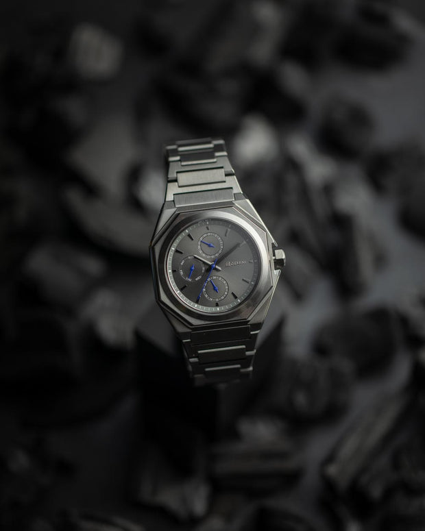 42 mm große Uhr aus Edelstahl mit dunkelgrauem Finish