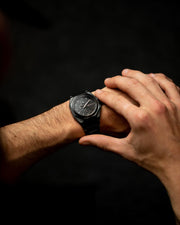 Montre de 42 mm avec finition noire