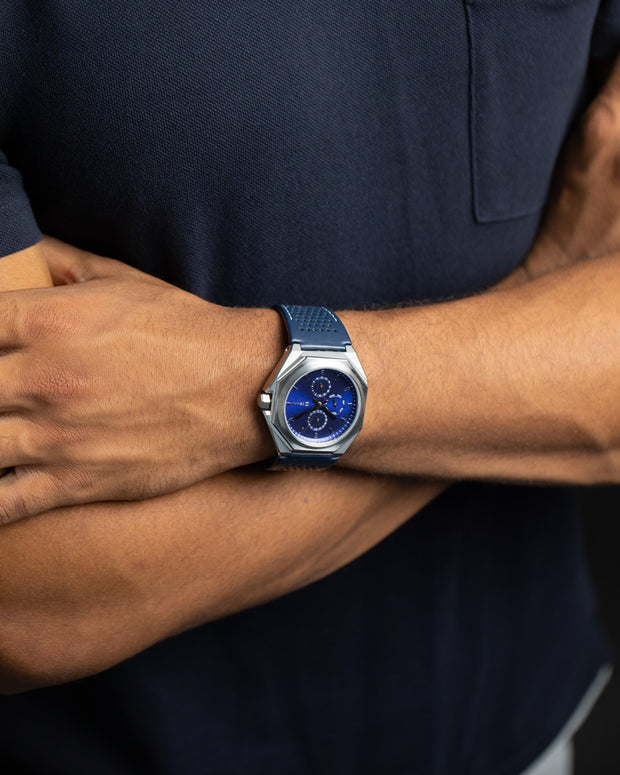 44 mm Uhr aus silberfarbenem Stahl mit italienischem Lederarmband