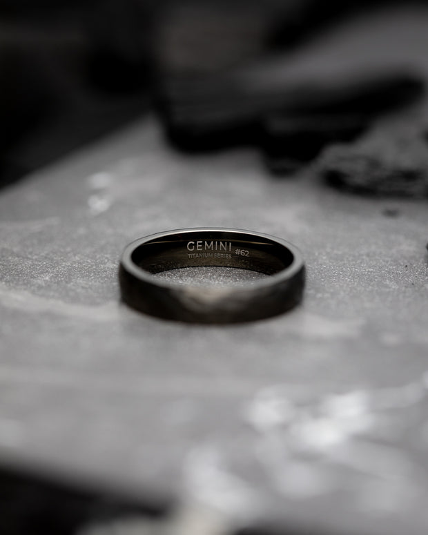 5 mm titanium ring met gefacetteerde zwarte afwerking