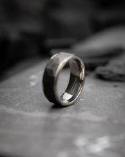 8 mm titanium ring met zilveren en zwarte afwerking