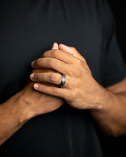 8mm Titanium ring met zwart op zwarte afwerking