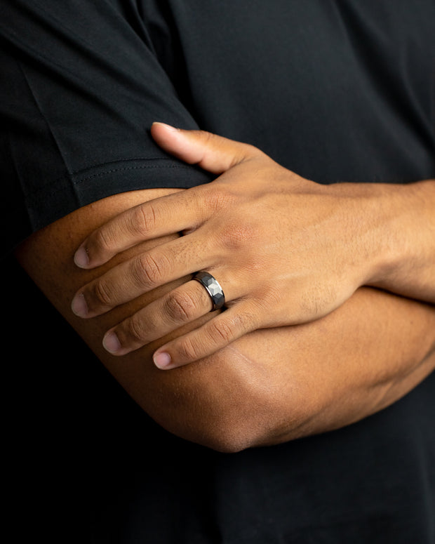 8mm Titanium ring met zwart op zwarte afwerking
